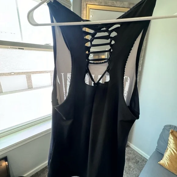 Guns & Roses Tank Size Large-Silky material - Picture 5 of 8